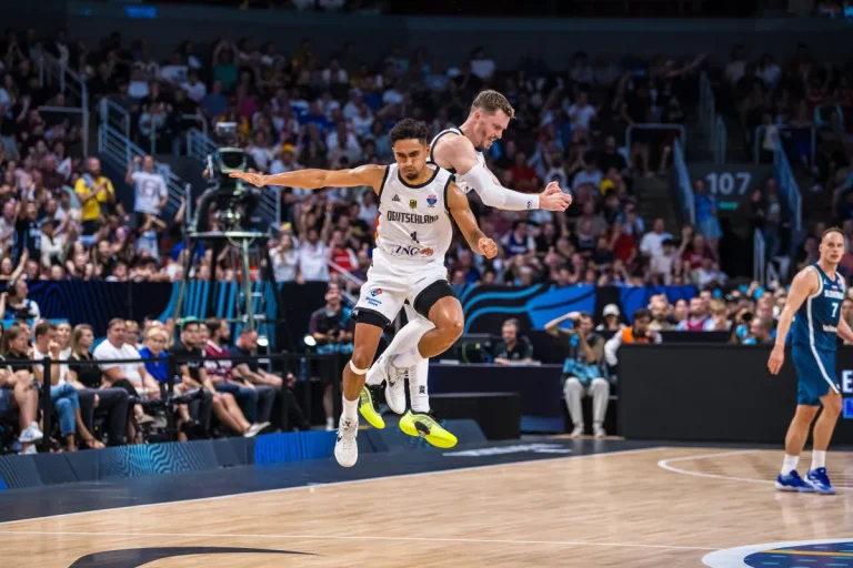 Maodo Lo y Andreas Obst festejan un triple en la victoria de Alemania a Eslovenia.