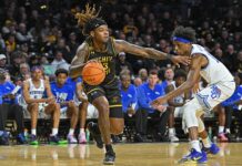 Peñarol suma a un interno: fichó a Gus Okafor Gus Okafor lleva la pelota en un partido de Wichita State.
