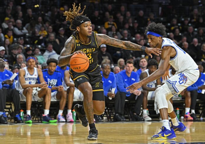fd832023-5187-47c3-b5f1-15344eec1dcc Gus Okafor lleva la pelota en un partido de Wichita State.