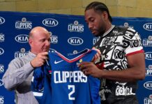 Escándalo en la NBA: Kawhi Leonard y Los Ángeles Clippers bajo la mira Kawhi Leonard y Steve Ballmer sostienen una remera de los Clippers.