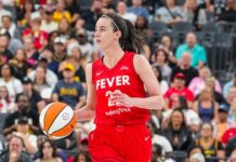 Caitlin Clark se perderá el resto de la temporada Caitlin Clark lleva la pelota en un partido de Indiana Fever.