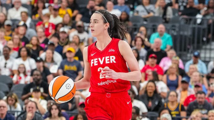 Caitlin Clark lleva la pelota en un partido de Indiana Fever.