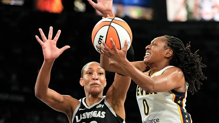 Kelsey Mitchell lanza al aro ante la defensa de A'Ja Wilson.