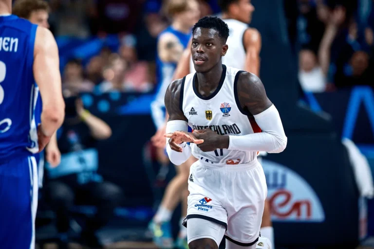 Dennis Schróder lideró el goleo de Alemania en el juego contra Finlandia.