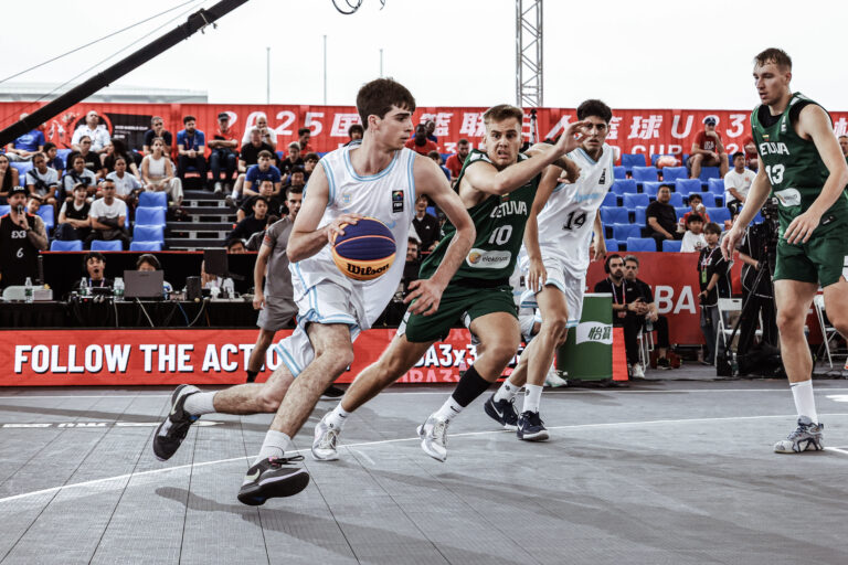 Un jugador de Argentina lleva la pelota en el juego ante Lituania.