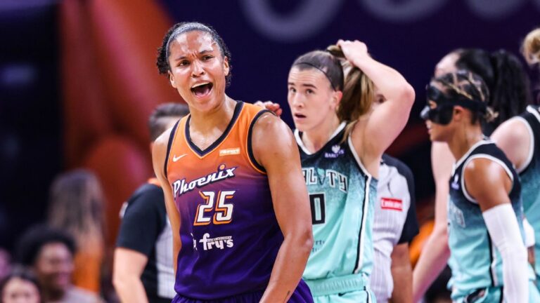 Alyssa Thomas festeja en el juego entre Sun y Liberty.