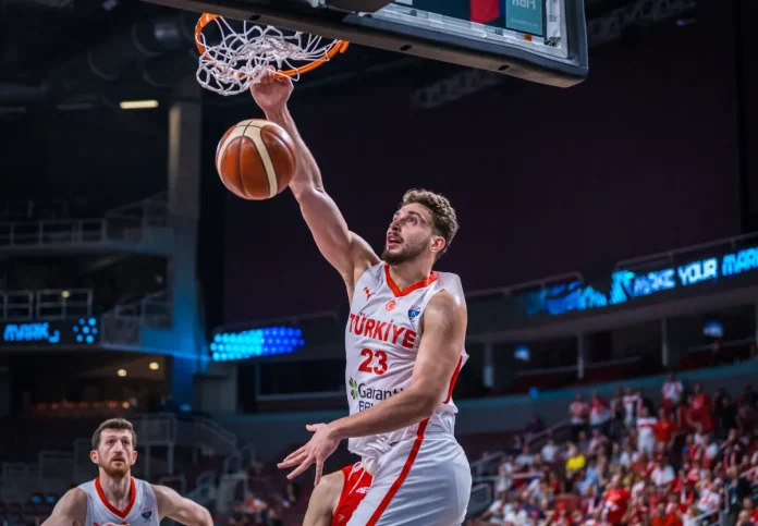 Sengün la vuelca en el partido entre Turquía y Polonia.
