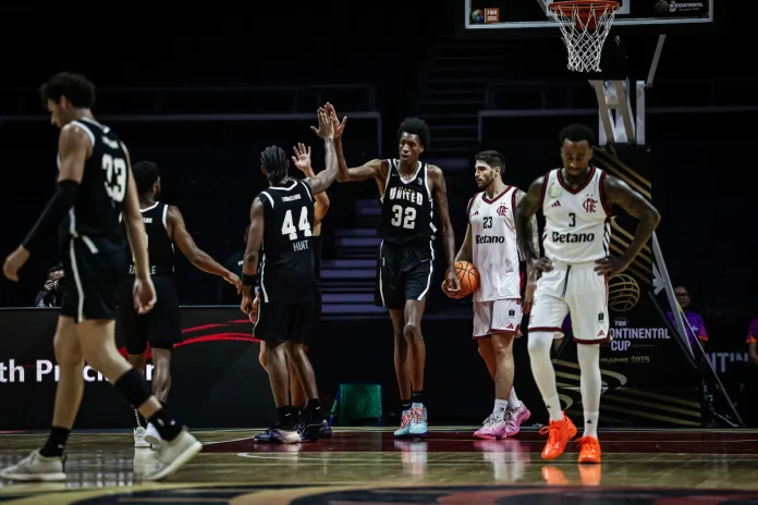 El G-League United festeja una conversión en su juego frente al Flamengo.