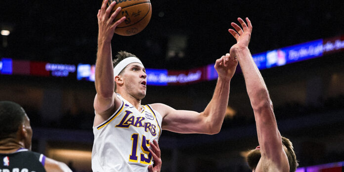 LAKERS En una noche sin LeBron ni Luka, los Lakers se llevaron el triunfo de la mano de Austin Reaves, que con 51 puntos consiguió la máxima de su carrera y fue la gran figura de la jornada de Domingo en la NBA.