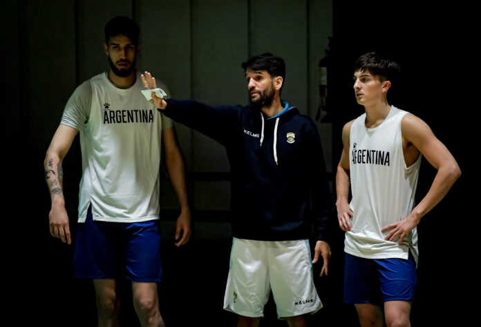 MEN_7660 Herman Mándole da indicaciones en un entrenamiento de Argentina.