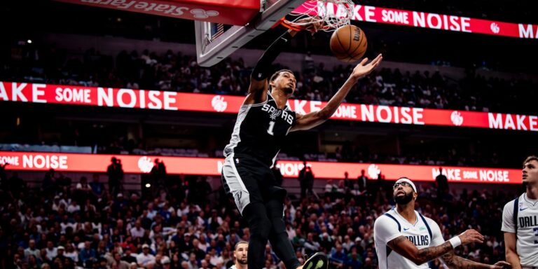 Victor Wembanyama la rompi+o toda en el clásico de Texas para darle la victoria a los Spurs en la temporada 2025-26 de la NBA.