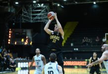 Obras lo dio vuelta y debutó con victoria en Núñez Obras