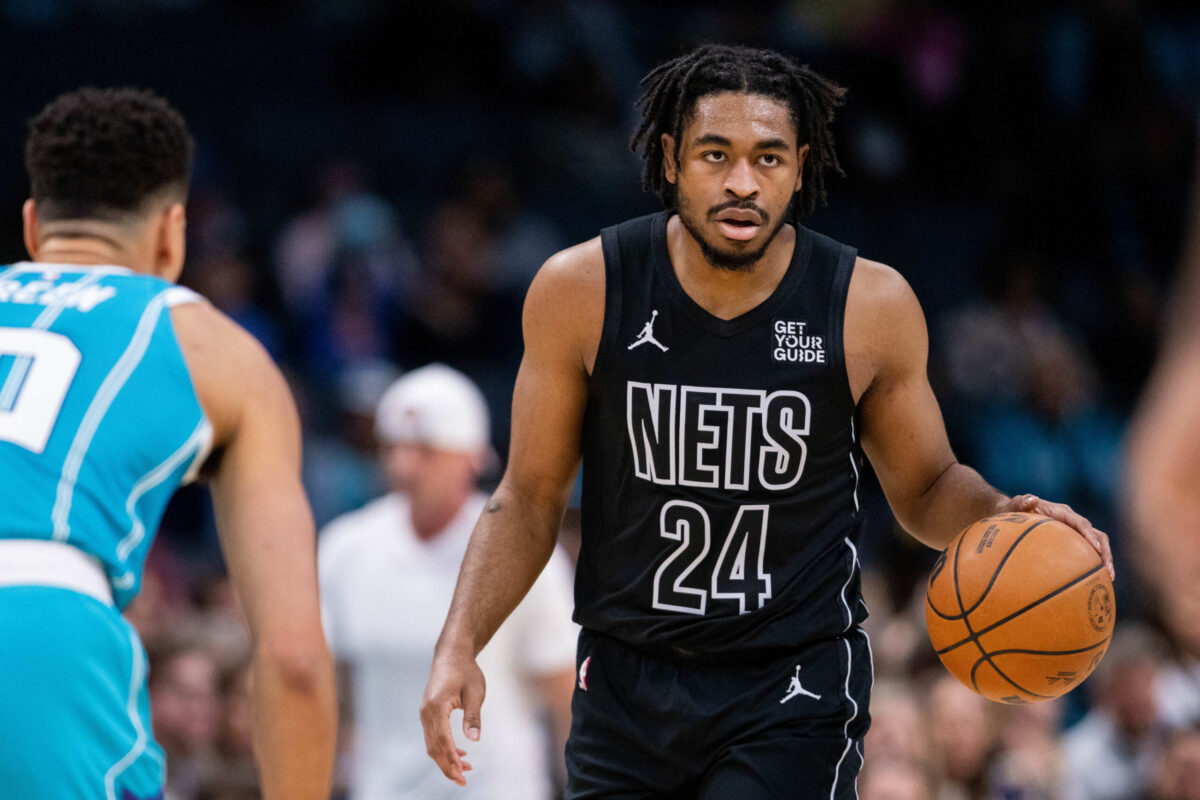 Cam Thomas lleva la pelota en un partido de los Nets.