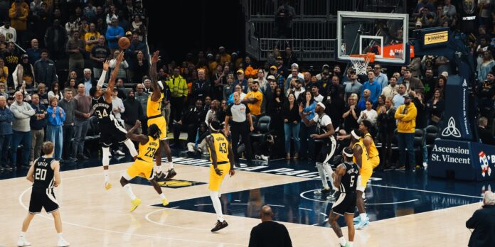 BUCKS Giannis Antetokounmpo silenció a toda Indiana con su tiro ganador, fue el héroe de la noche y la gran figura de la jornada de Lunes en la NBA.