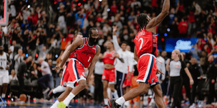 Kawhi Leonard fue el héroe de la noche para los Clippers con un tiro ganador sobre la bocina para vencer a los Pelicans en la primera noche de Copa NBA de la temporada.
