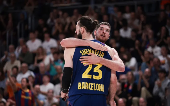 EA011708 El Barcelona festeja tras su triunfo sobre la Virtus Bologna.