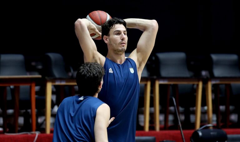 Fran Cáffaro pasa la pelota en un entrenamiento de la Selección.