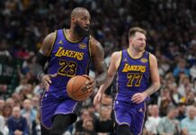 LeBron James puede volver esta noche frente al Utah Jazz LeBron James lleva la pelota en un partido de los Lakers.