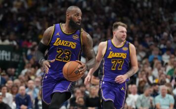 LeBron James puede volver esta noche frente al Utah Jazz LeBron James lleva la pelota en un partido de los Lakers.