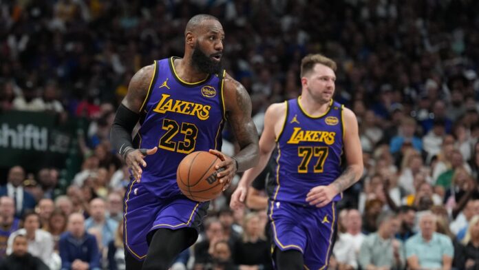 GettyImages-22459259083 LeBron James lleva la pelota en un partido de los Lakers.