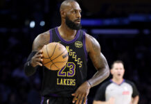 LeBron James volvió e hizo historia en el triunfo de los Lakers LeBron James lleva la pelota en el juego entre los Lakers y el Jazz.