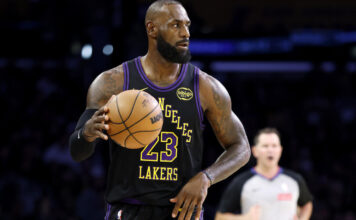 LeBron James volvió e hizo historia en el triunfo de los Lakers LeBron James lleva la pelota en el juego entre los Lakers y el Jazz.