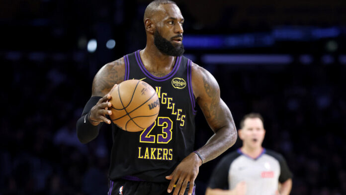 LeBron James lleva la pelota en el juego entre los Lakers y el Jazz.