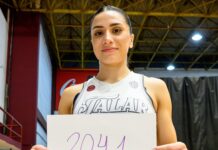 Luciana Delabarba hizo historia: máxima anotadora de la Liga Nacional Femenina Luciana Delabarba posa con el cartel tras el récord.