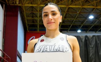 Luciana Delabarba hizo historia: máxima anotadora de la Liga Nacional Femenina Luciana Delabarba posa con el cartel tras el récord.