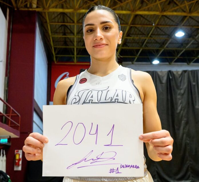 SaveClip.App_582671620_18338479594235136_5663354820077550820_n Luciana Delabarba posa con el cartel tras el récord.