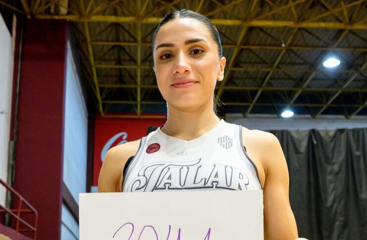Luciana Delabarba posa con el cartel tras el récord.