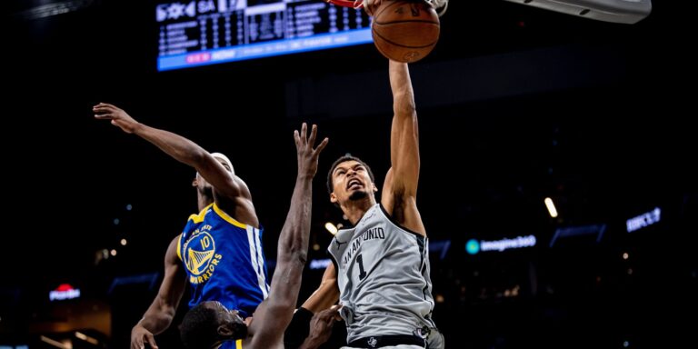 Uno de los grandes duelos de la noche fue el que enfrentó a los Spurs y a los Warriors, en una noche de Copa NBA cargada de partidos.