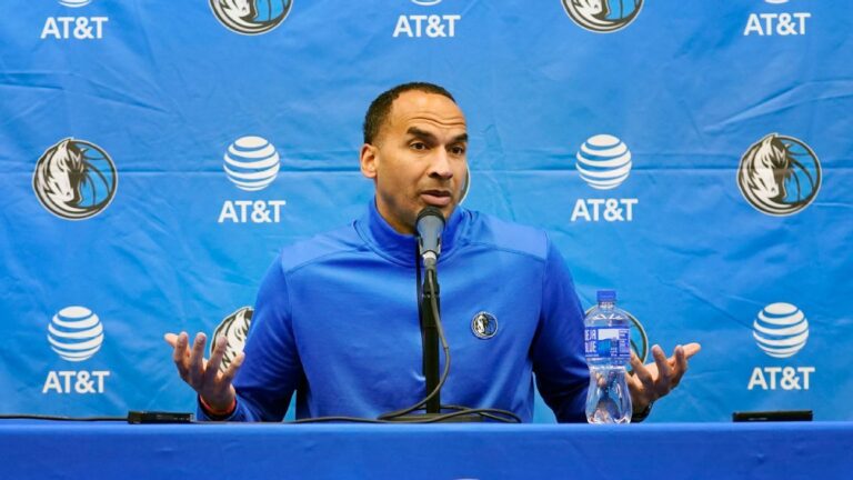 Nico Harrison habla en conferencia de prensa.