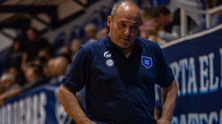 Diego Camún se lamenta en la derrota de Argentino de Junín.