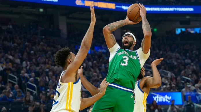Anthony Davis lanza ante la marca de los Warriors. Foto: Getty Images.