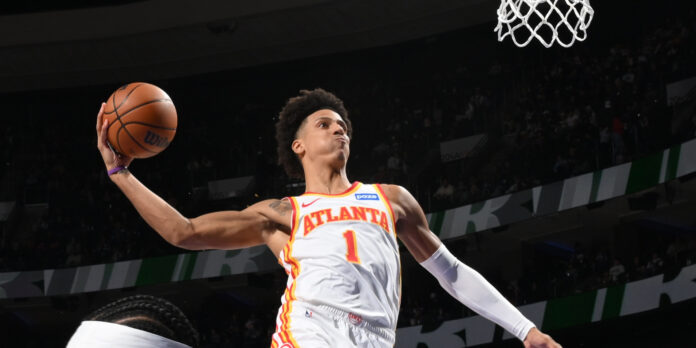 Jalen Johnson firmó una acutación espectacular para vencer a los Sixers en doble tiempo extra en la jornada de Dmoingo en la NBA. Jalen Johnson firmó una acutación espectacular para vencer a los Sixers en doble tiempo extra en la jornada de Dmoingo en la NBA.