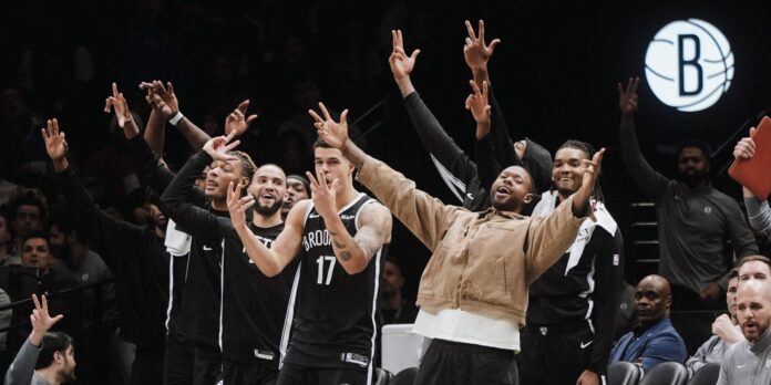 Brooklyn Nets venció a los Bucks e igualó el récord de la franquicia en mayor diferencia de puntos en la jornada de Domingo en la NBA. Brooklyn Nets venció a los Bucks e igualó el récord de la franquicia en mayor diferencia de puntos en la jornada de Domingo en la NBA.