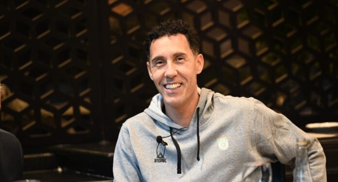 Prigioni sonríe a la cámara.