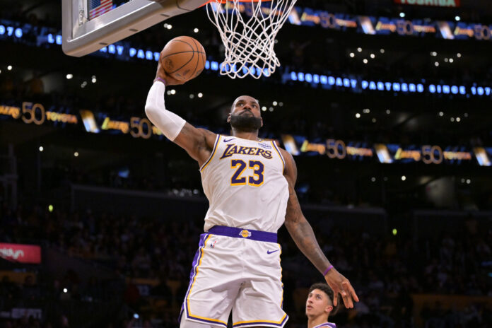 NBA: Sacramento Kings at Los Angeles Lakers LeBron James la vuelca en su último partido en la NBA.