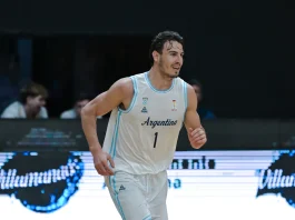 Francisco Cáffaro corre en el partido de Argentina-Cuba.