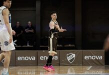 Platense sigue firme: venció a Independiente en Vicente López Eric Flor festeja un triple para Platense.