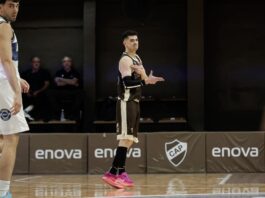 Platense sigue firme: venció a Independiente en Vicente López Eric Flor festeja un triple para Platense.