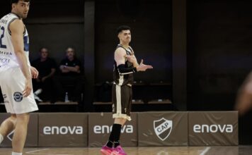 Platense sigue firme: venció a Independiente en Vicente López Eric Flor festeja un triple para Platense.