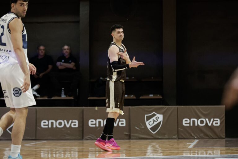 Eric Flor festeja un triple para Platense.