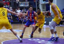 Lucas Pérez: «Estuvimos tres meses sin cobrar y eso no se puede normalizar» Lucas Pérez lleva la pelota en el juego ante Obras Basket.