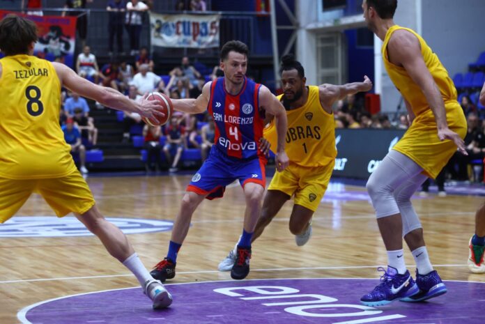 Lucas Pérez lleva la pelota en el juego ante Obras Basket.