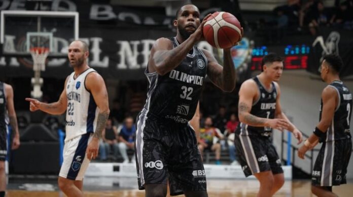 Richard Granberry lanza al aro en un partido de Olímpico.