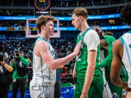 Cooper Flagg hizo historia pero cayó en el duelo de rookies Flagg y Knueppel dialogan tras el partido.