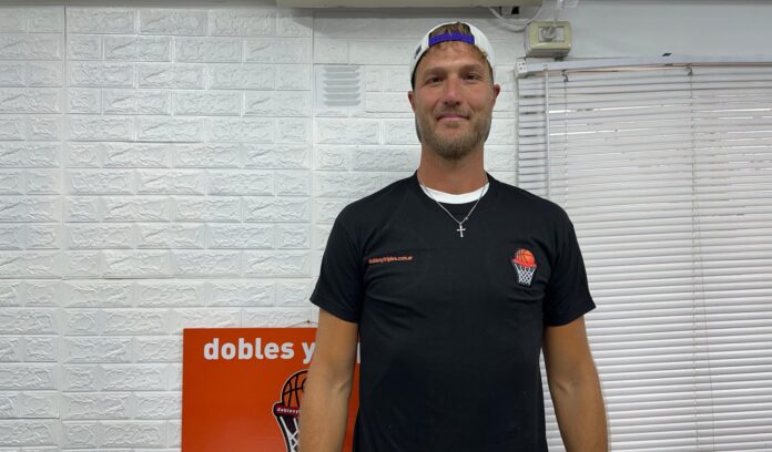 Julián Aprea posa con la remera de Dobles y Triples.