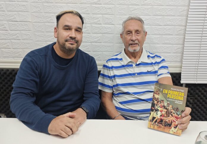 Horacio Seguí junto a su libro 'En primera persona' (2024).